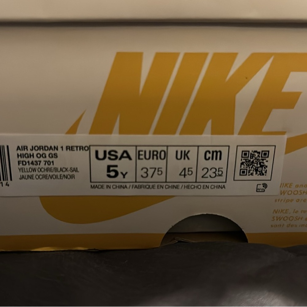 Jordan 1’s 5Y Sneakers in Yellow and White - Picture 2 of 3